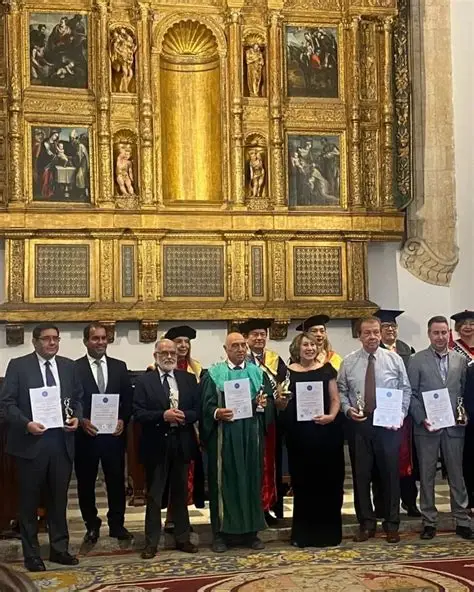 Grupo de personas reconocidas en una ceremonia ODAEE